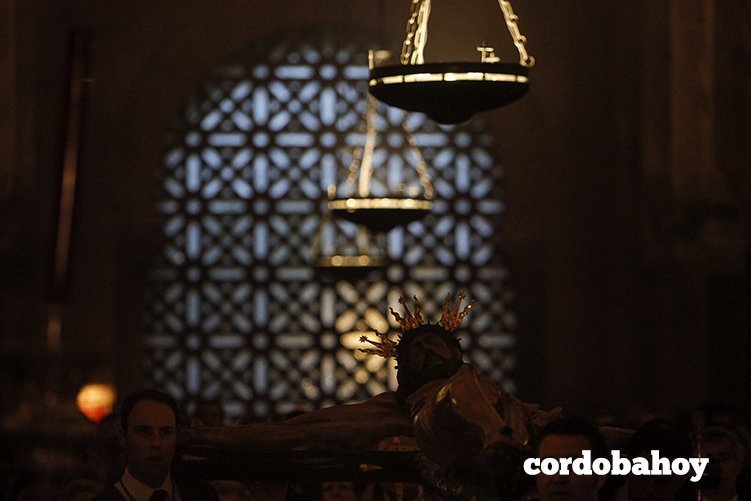 CORDOBA. 13/02/2016. VIA CRUCIS DE LAS COFRADIAS CON EL CRISTO DE LA MISERICORDIA DESDE SAN PEDRO HACIA LA CATEDRAL. FOTO: ROLDAN SERRANO. CORDOBA HOY.