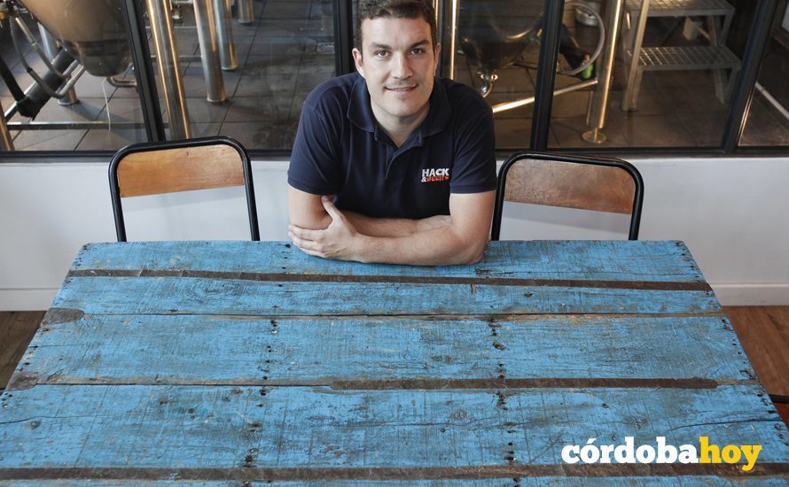 CORDOBA. 31/05/2016. ENTREVISTA A EDUARDO SANCHEZ EN LA CERVECERIA CALIFA. FOTO: ROLDAN SERRANO. CORDOBA HOY.