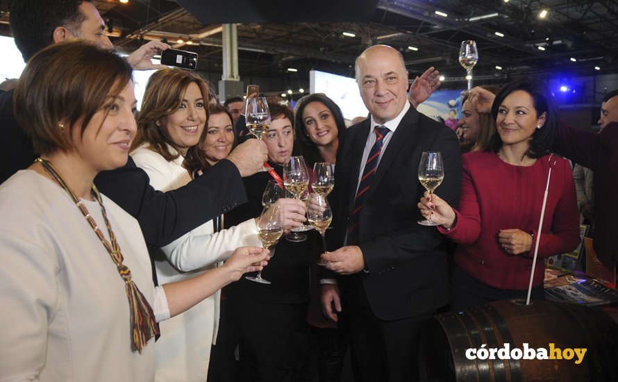 La alcaldesa de Córdoba, Isabel AMbrosio, la presidenta de la Junta, Susana Díaz, el presidente de Diputación, Antonio uiz, y la delegada andaluza en Córdoba, Rafi Crespín, en FITUR