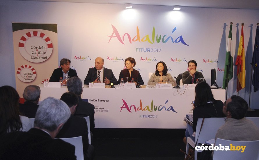 Antonio Ruiz, presidente de Diputación, Isabel Ambrosio, alcaldesa de Córdoba y Rafi Crespín, delegada de la Junta en la provincia, presentando nuestra oferta gastronómica