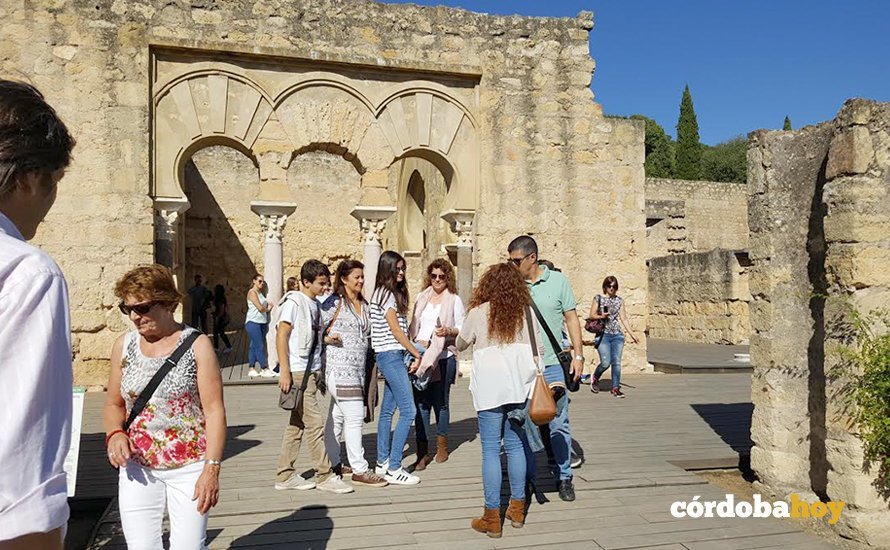 turistas medina azahara
