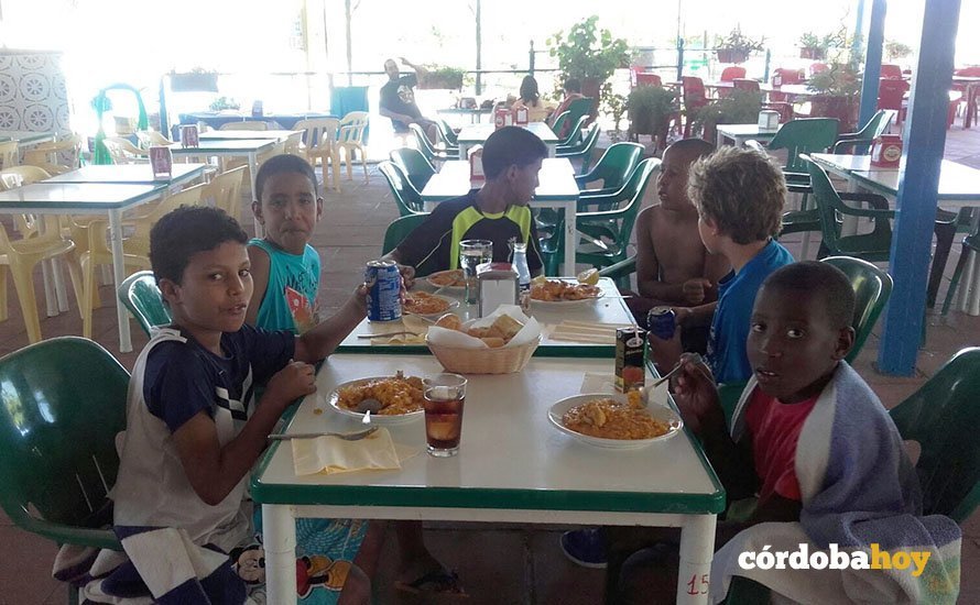 niños saharauis piscina 