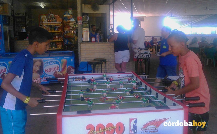 niños saharauis futbolin