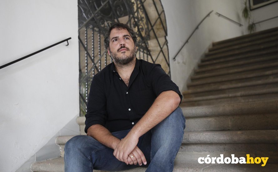 CORDOBA. 27/09/2017. ENTREVISTA A ANTONIO AGREDANO DIRECTOR LITERARIO DEL FESTIVAL COSMOPOETICA 2017 EN ORIVE. FOTO: ROLDAN SERRANO. CORDOBA HOY.