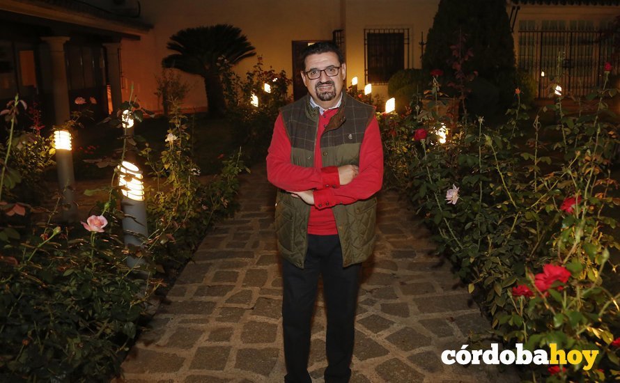 CORDOBA. 26/10/2017. ENTREVISTA A JULIAN HURTADO CRONISTA EN LA UNED EN LA PLAZA DE LA MAGDALENA. FOTO: ROLDAN SERRANO. CORDOBA HOY.