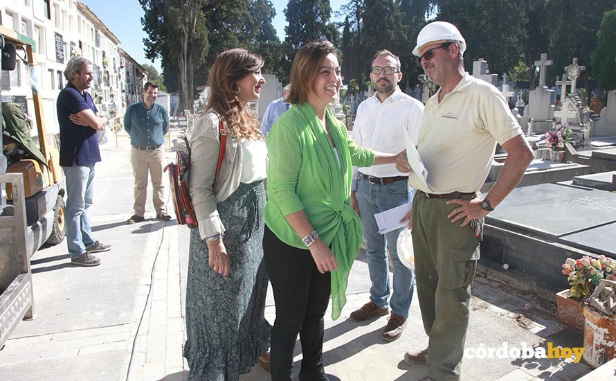 Visita de la alcaldesa al cementerio de San Rafael