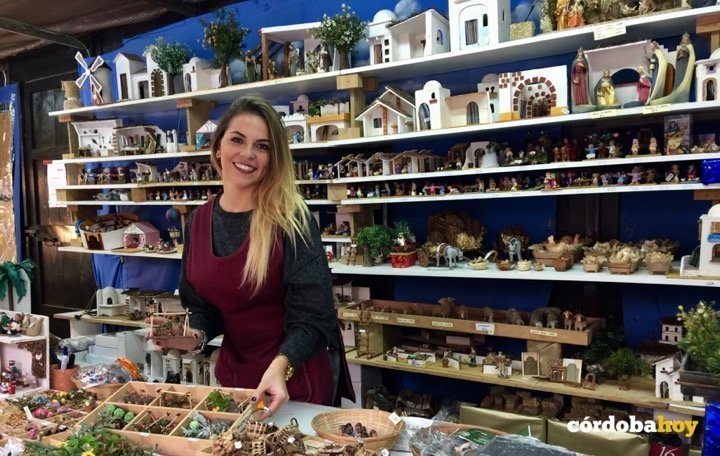 Dependienta del Mercado Navideño muestra una de las miniaturas