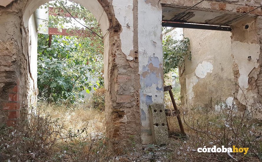 Casa en ruinas y vacía