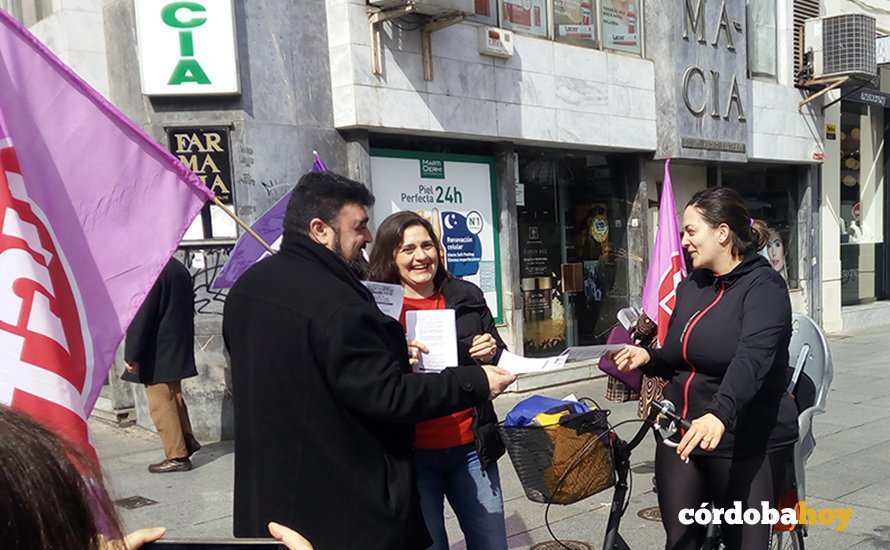REPARTO DE FOLLETOS UGT Y CCOO