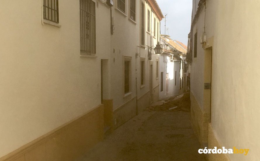 Momento del derrumbe con la calle llena de polvo.