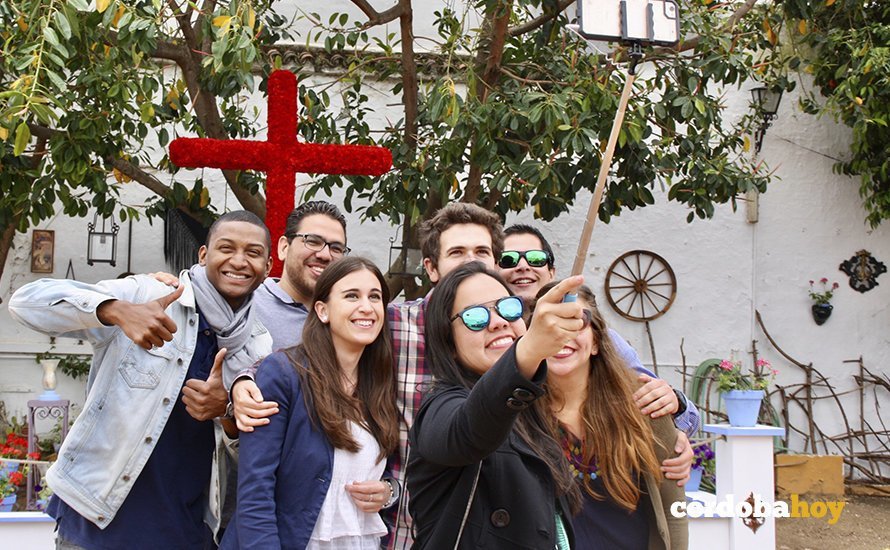 Turistas visitando las Cruces de Mayo
