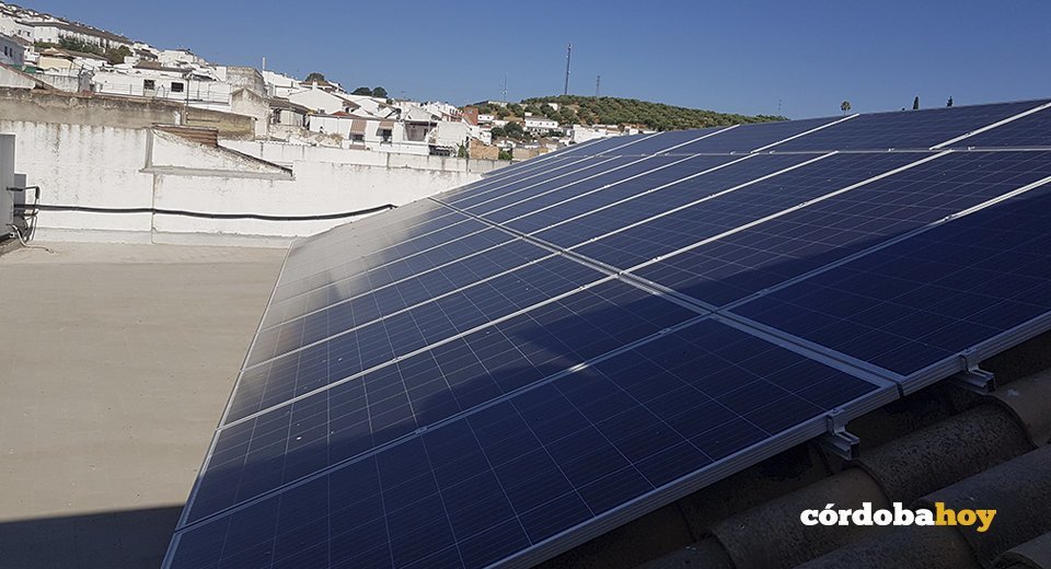 Placas solares en edificios públicos de Almodóvar del Río