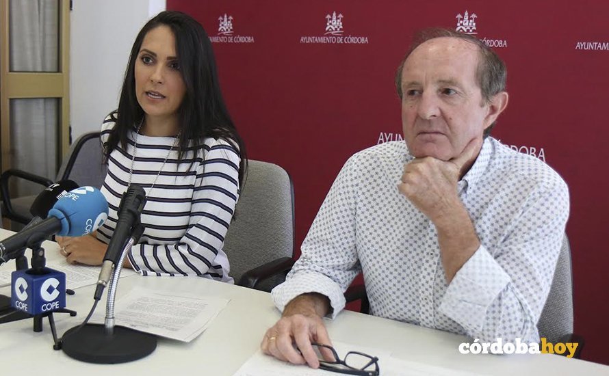Carmen González y Andrñes Pino, en la presentación de las mociones socialistas para el Pleno.