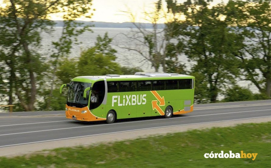 Autobús de FlixBus en la carretera
