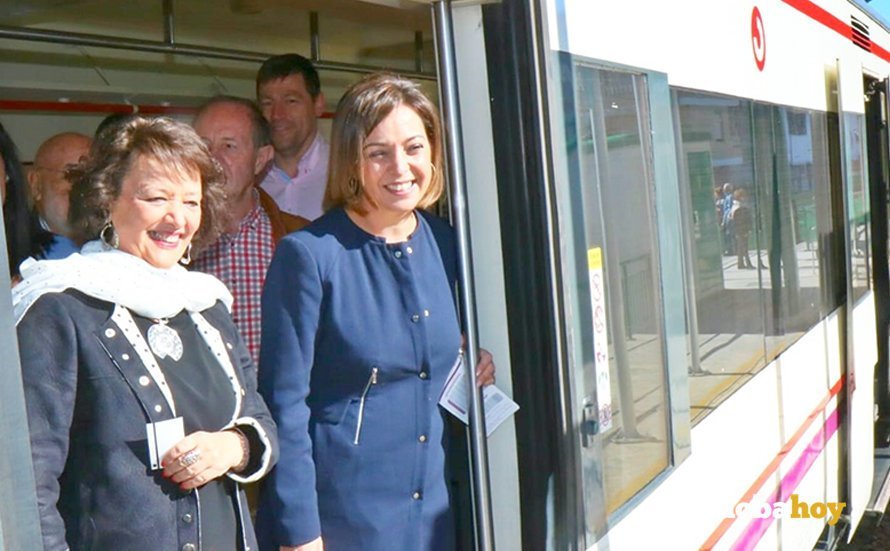 Rafi Valenzuela e Isabel Ambrosio en el viaje inaugural del Cercanías de Córdoba en 2018