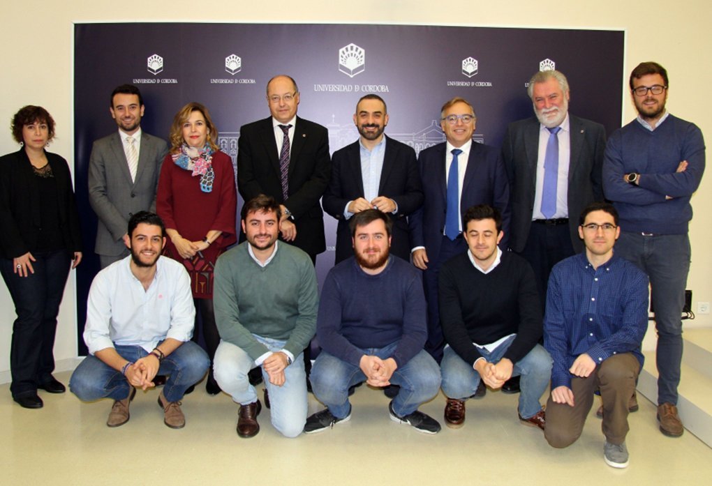 Foto de familia de jurado y participantes en el II Concurso de Alumbrado Creativo y Ornamental de Edificios Públicos