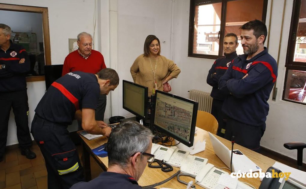 Visita de la alcaldesa y Emilio Aumente a los Bomberos por Navidad