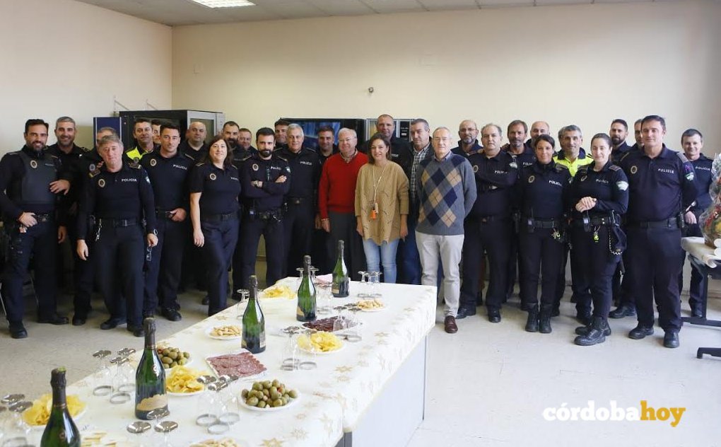 La alcaldesa y Emilio Aumente visian a la Policía Local con motivo de la Navidad 2
