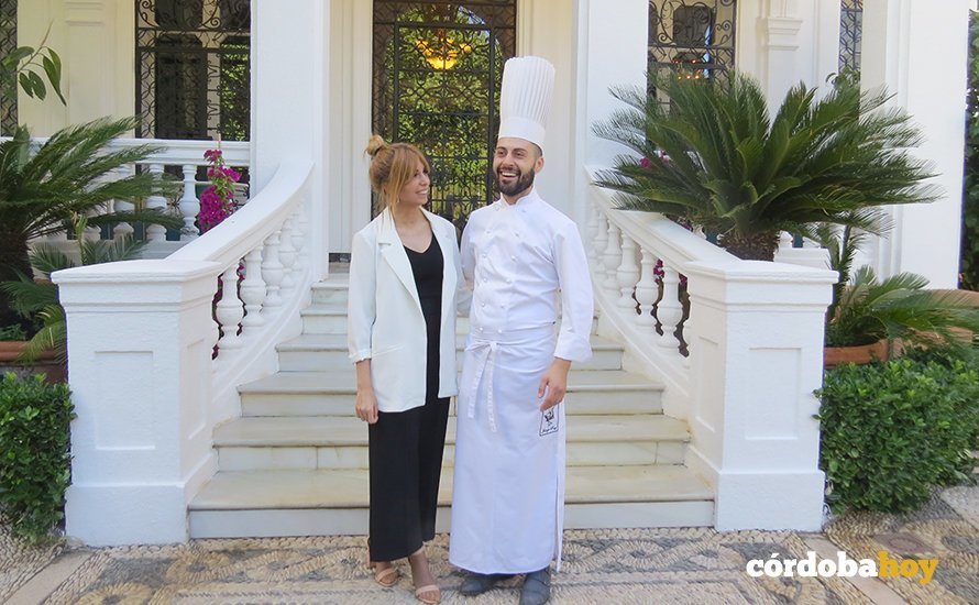 Remedios Romero y Juanjo Ruiz, en la entrada del nuevo negocio