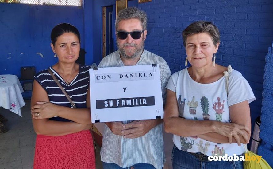 Miembros de Acisgru en apoyo a las familias desalojadas