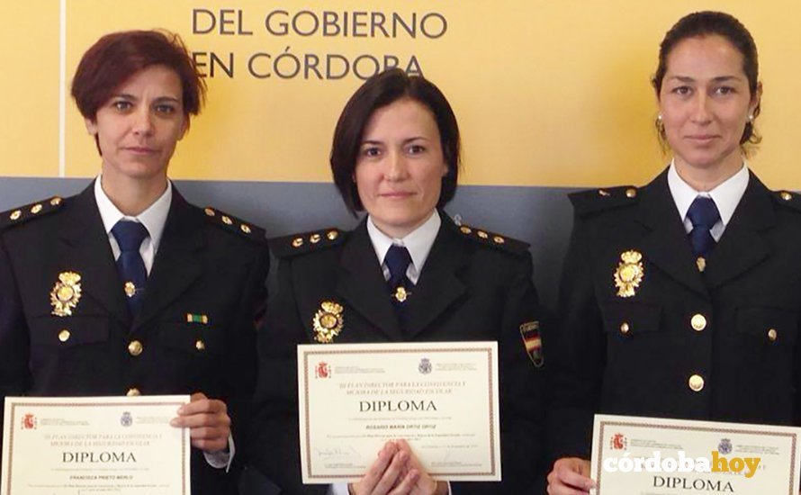 La inspectora de Policía Nacional en Córdoba Rosa María Ortiz con dos compañeras
