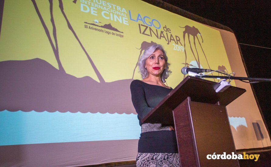 Isabel Prinz presentando la V edición del Festival de Cine Lago de Iznájar