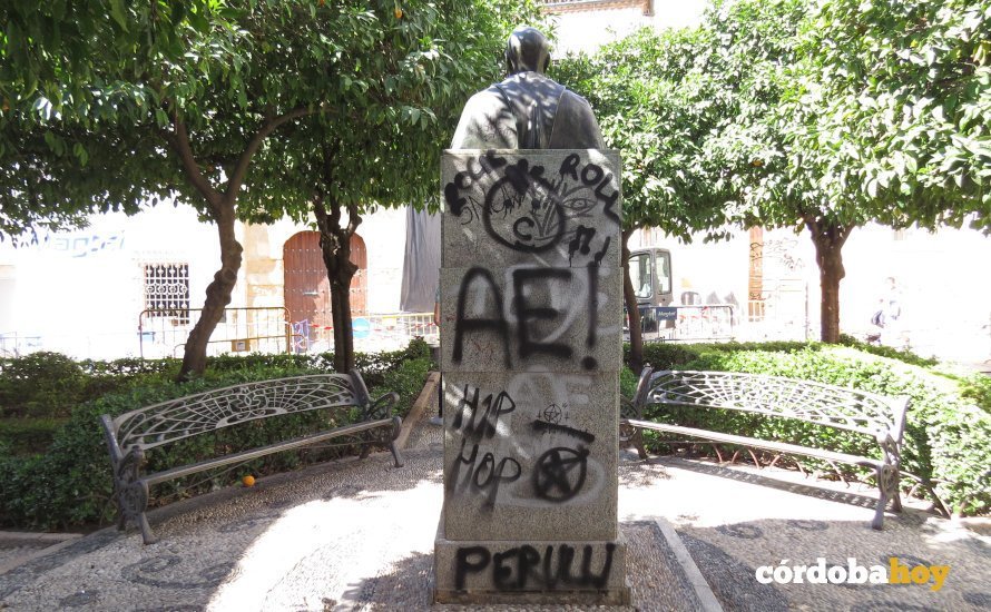 Plaza Profesor López Neyra vándalo 3
