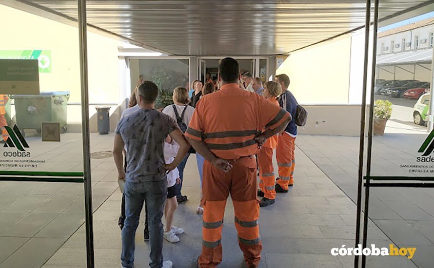 Trabajadores de Sadeco haciendo cola para votar