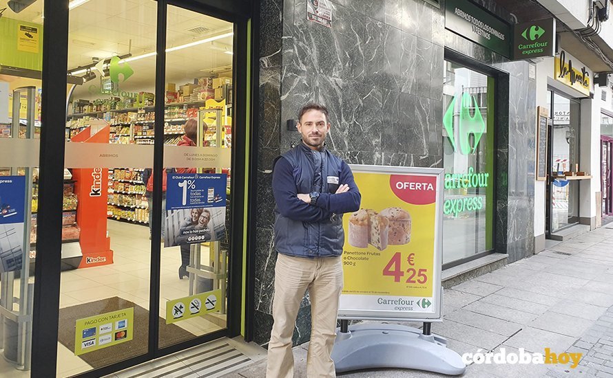 Alejandro Couñago, gerente del Carrefour Express de la Plaza del Escudo