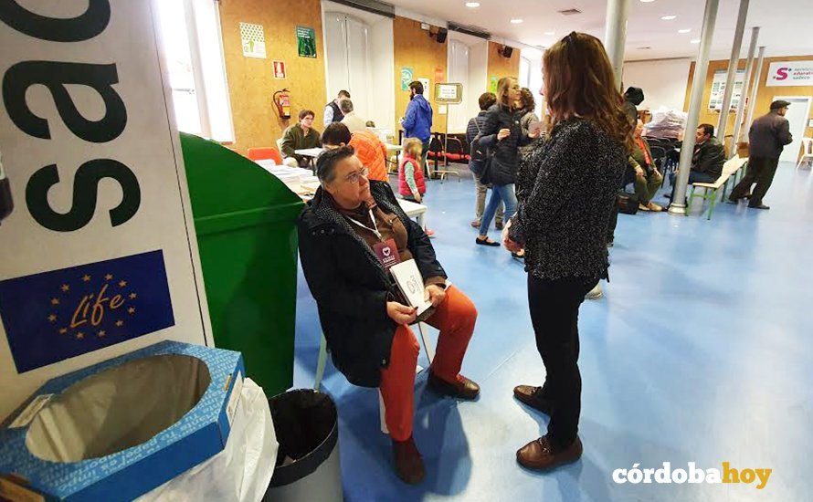 Una apoderada de Unidas Podemos y otra de Vox conversan en Sadeco