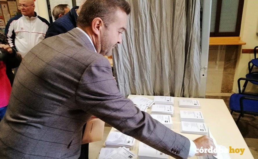 Marcial Gómez Balsera recoge la papeleta de su elección