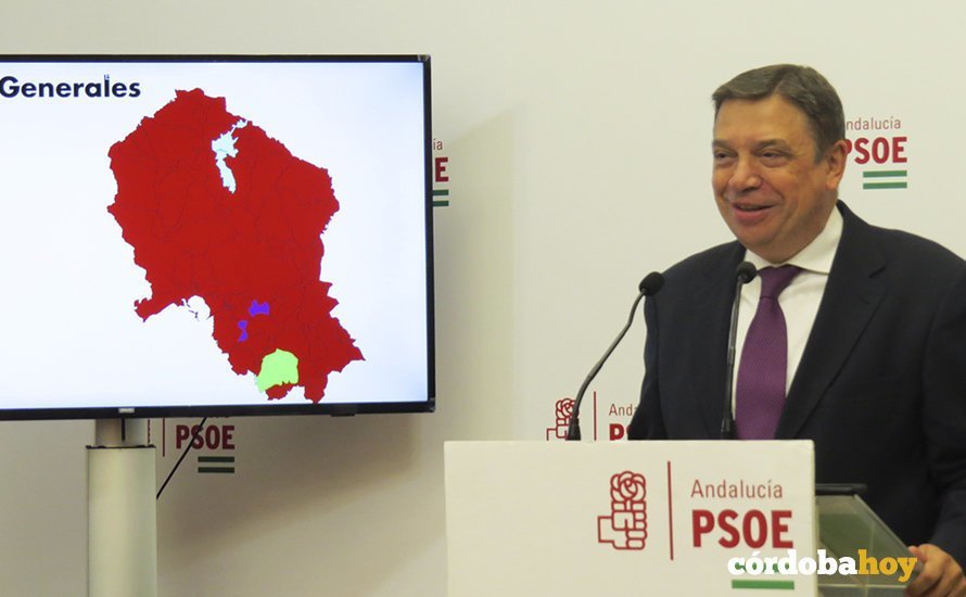 Luis Planas en la sede del PSOE de Córdoba