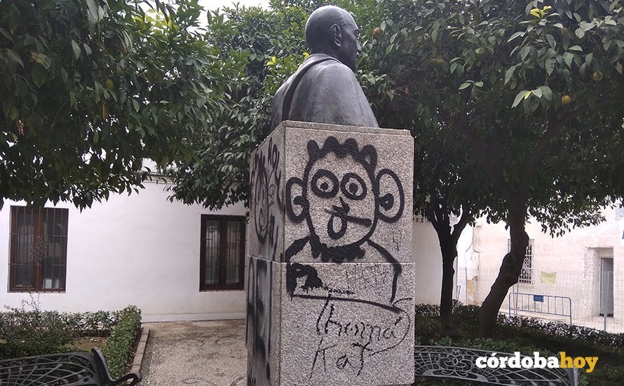 El lateral de la estatua de López-Neyra un mes y medio después