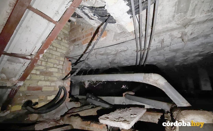 Imagen de los bajos de los bloques en Las Moreras