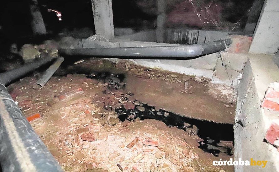 Aguas fecales bajo los bloques de Las Moreras