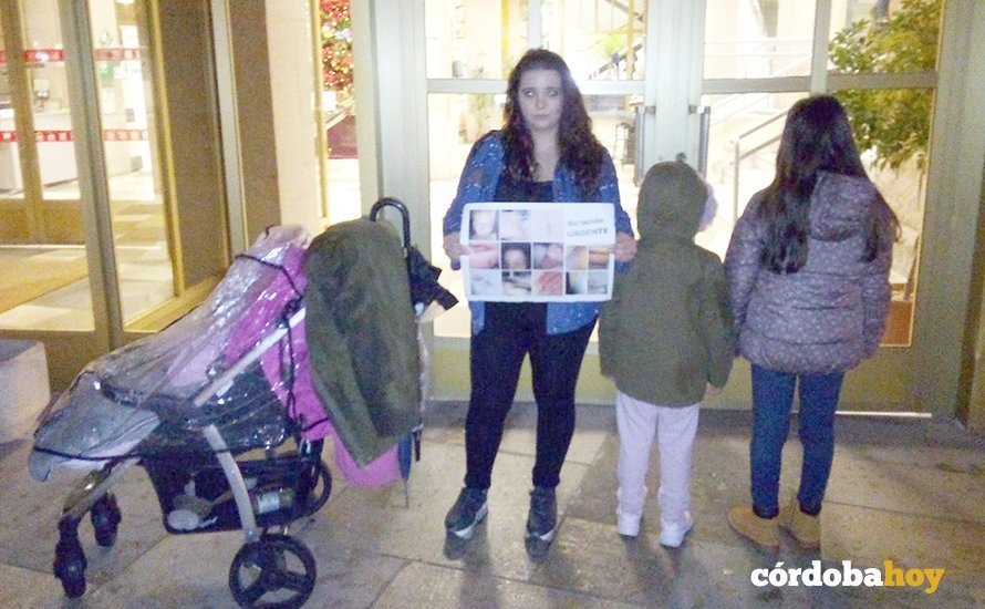 María Ángeles Sánchez con sus hijas a las puertas del Ayuntamiento