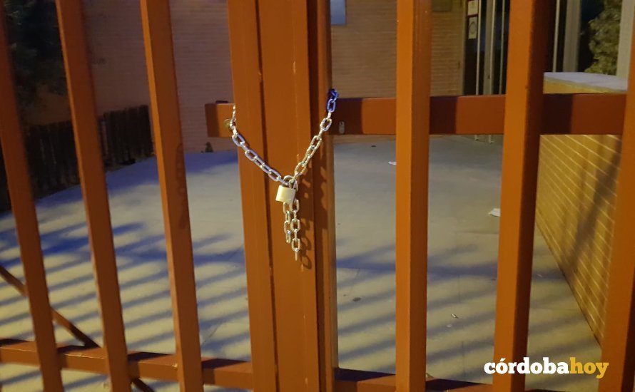 El instituto Clara Campoamor de Lucena ha amanecido bloqueado con un candado 2