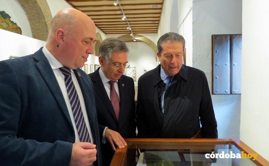 Mayor Zaragoza viendo la exposición de Ánfora Nova en el Palacio de la Merced