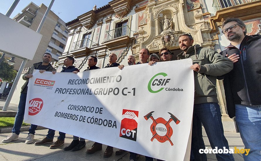 Representantes de los bomberos del Consorcio a las puertas de la Diputación