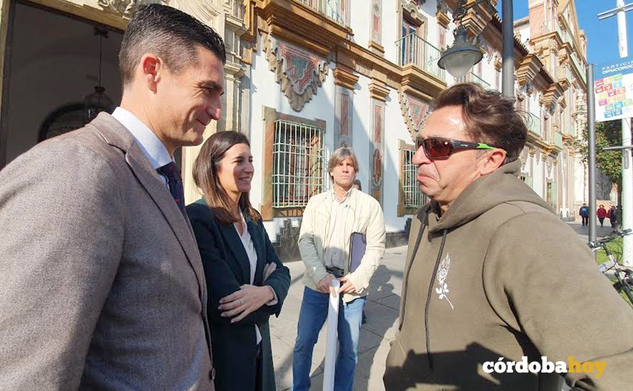 Representantes sindicales y políticos charlan a las puertas de la Diputación