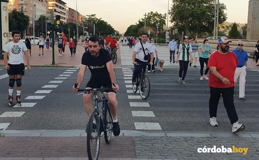 Ciclistas usando un paso de cebra peatonal