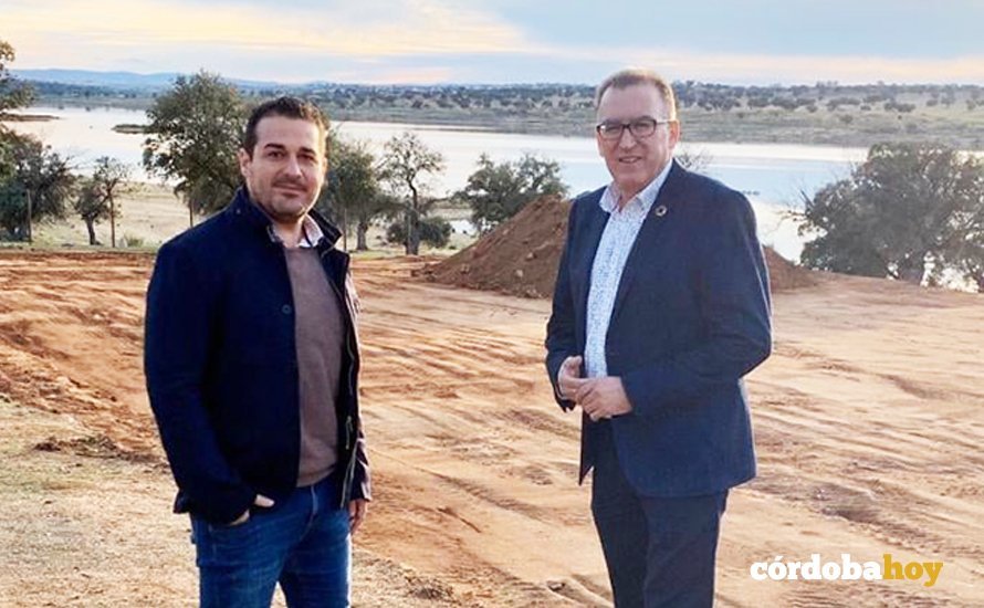 Visita en 2020 de Pablo Lozano, presidente de la Real Federación Andaluza de Fútbol, al campo de fútbol-playa de El Viso
