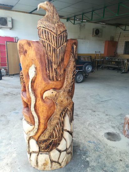 Trono esculpido con un pino derribado 2