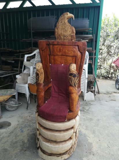 Trono esculpido con un pino derribado