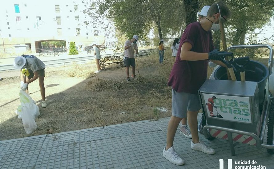 Voluntarios en la limpieza del barrio del Guadalquivir