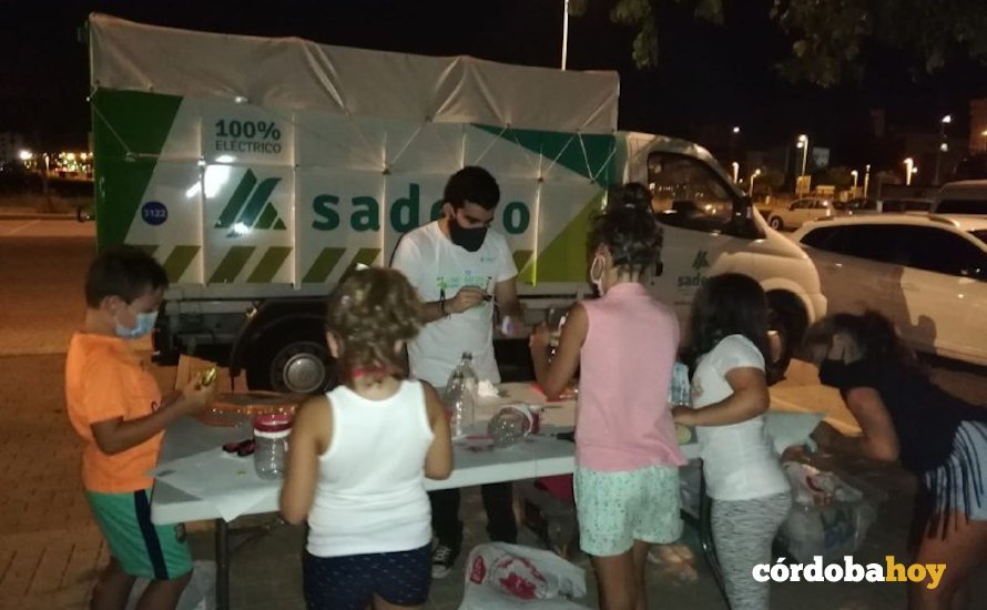 Mesa de Sadeco en los peroles nocturnos