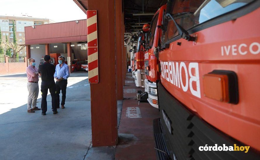 Miguel Ángel Torrico con Daniel Muñoz en el Parque de Bomberos