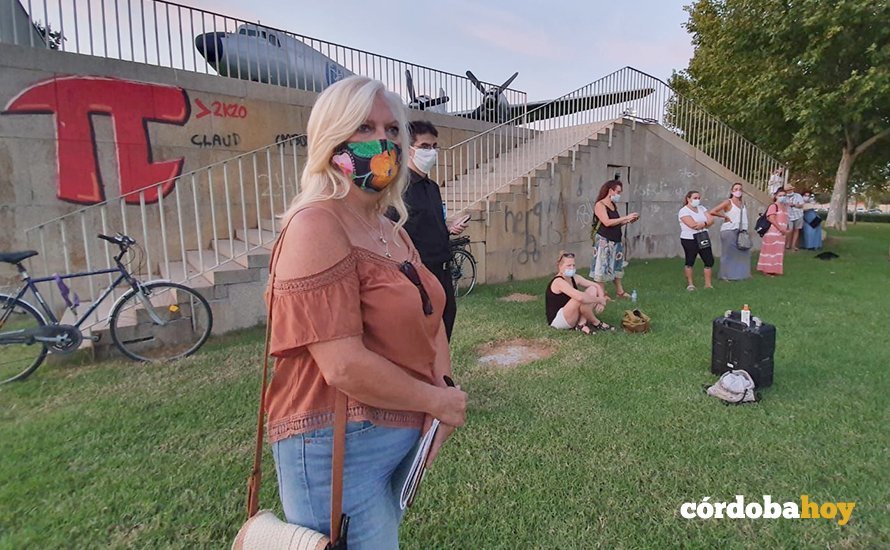 Critina Pedrajas en una reunión celebrada a  la sombra del Avión Cultural