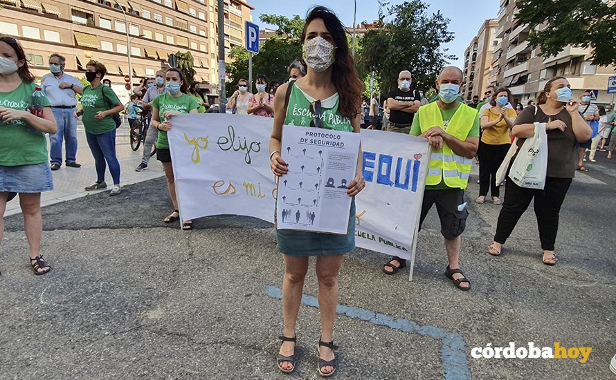 Protesta por los recortes de líneas en colegios ante Educación