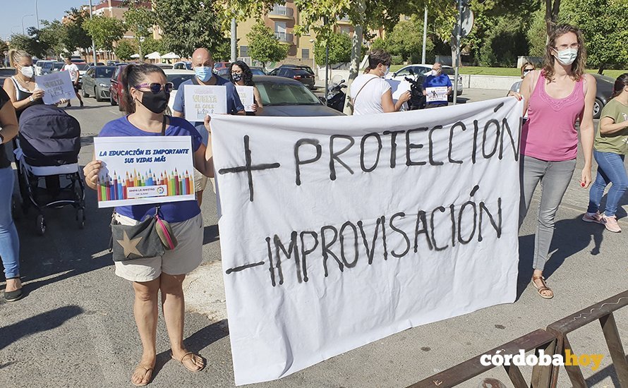 Concentración de padres y madres en el centro Aljoxaní
